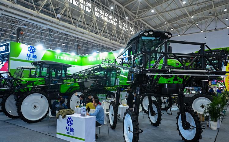 智能装备赋能果业——宁县举办北斗智能果园综合管理机演示观摩及技术培训活动